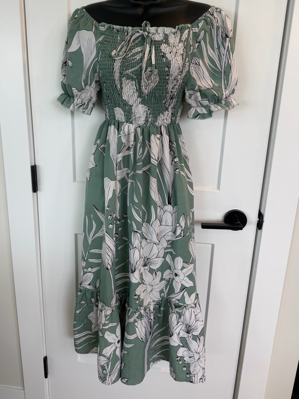 Sage green & white botanical Smocked Off-Shoulder Floral Midi Dress sz S/M